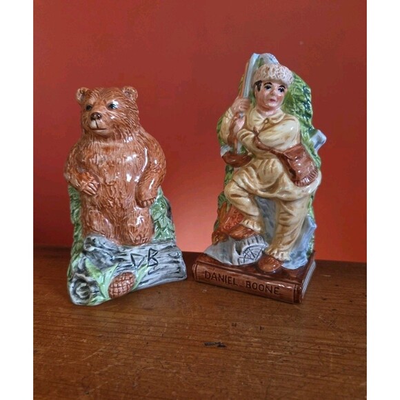 Omnibus Daniel Boone & Bear Folklore Ceramic Salt & Pepper Shakers - Picture 1 of 9